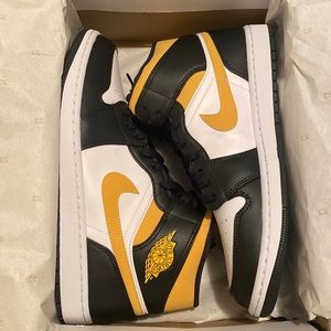 Air Jordan 1 Mid. White/Pollen-Black (new, unworn)